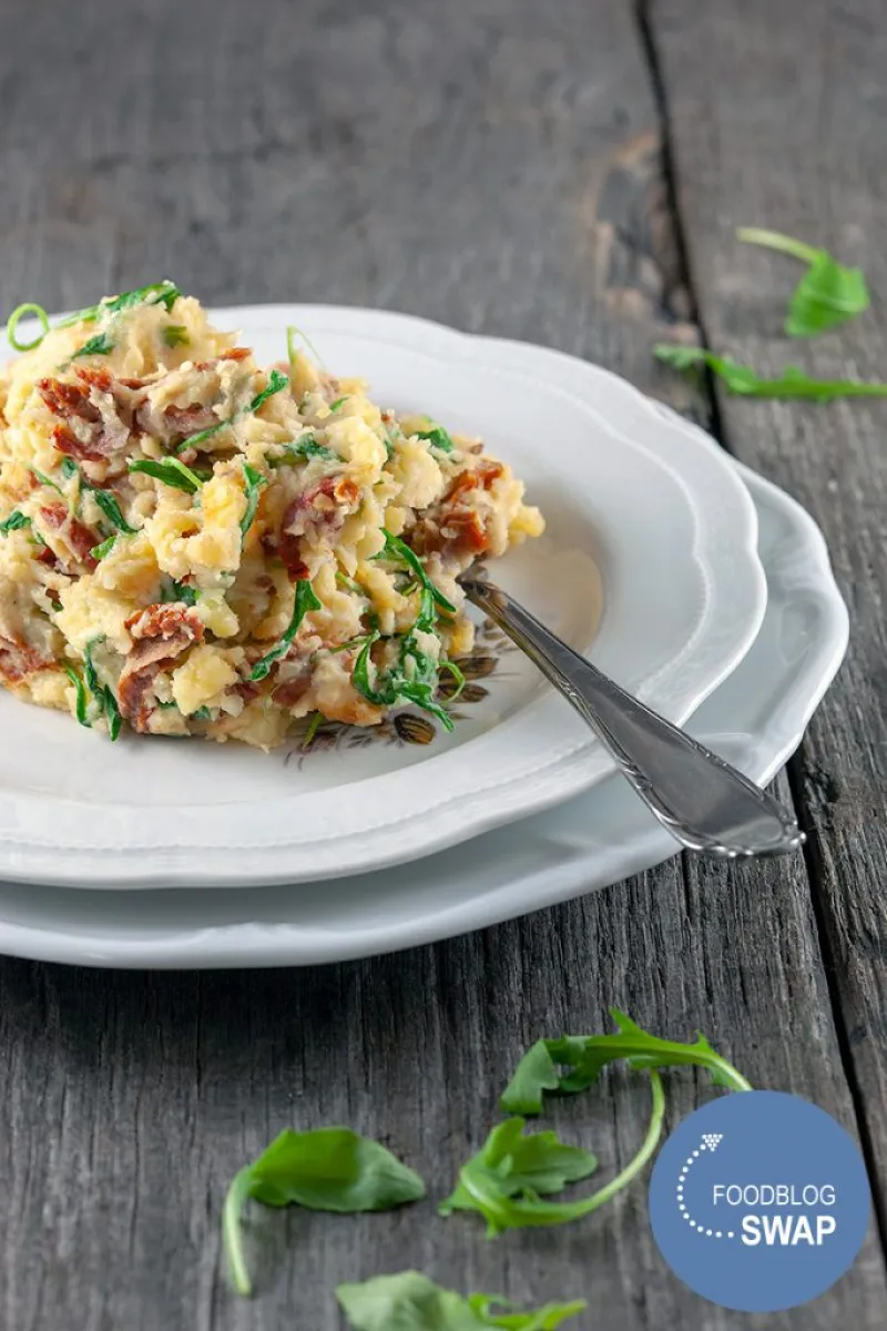 Arugula and sun-dried tomato mash