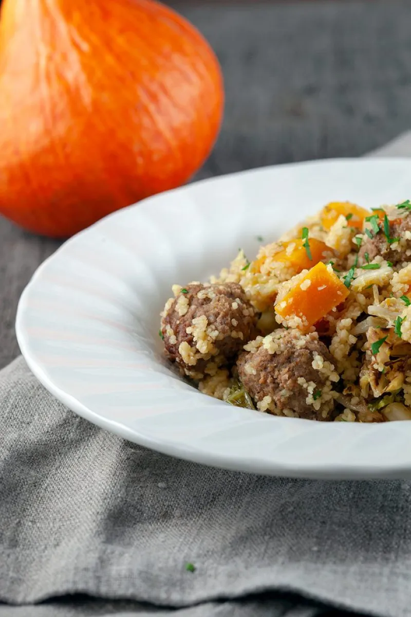 Spicy couscous with meatballs and pumpkin