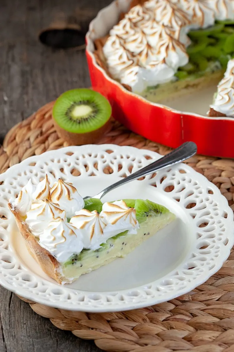 Kiwi meringue pie