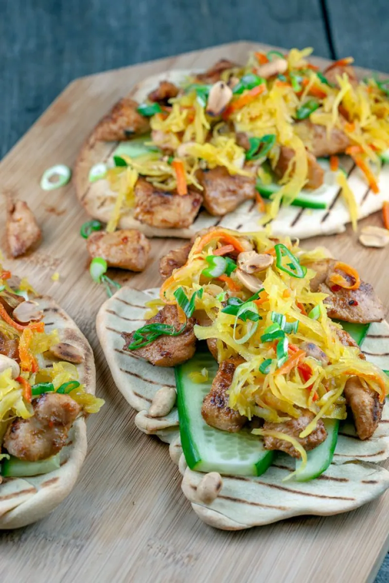 Naan with chicken, atjar and peanuts
