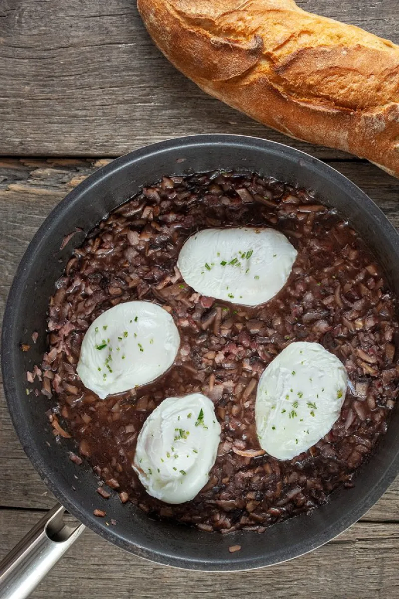 Oeufs en meurette - poached eggs in red wine sauce
