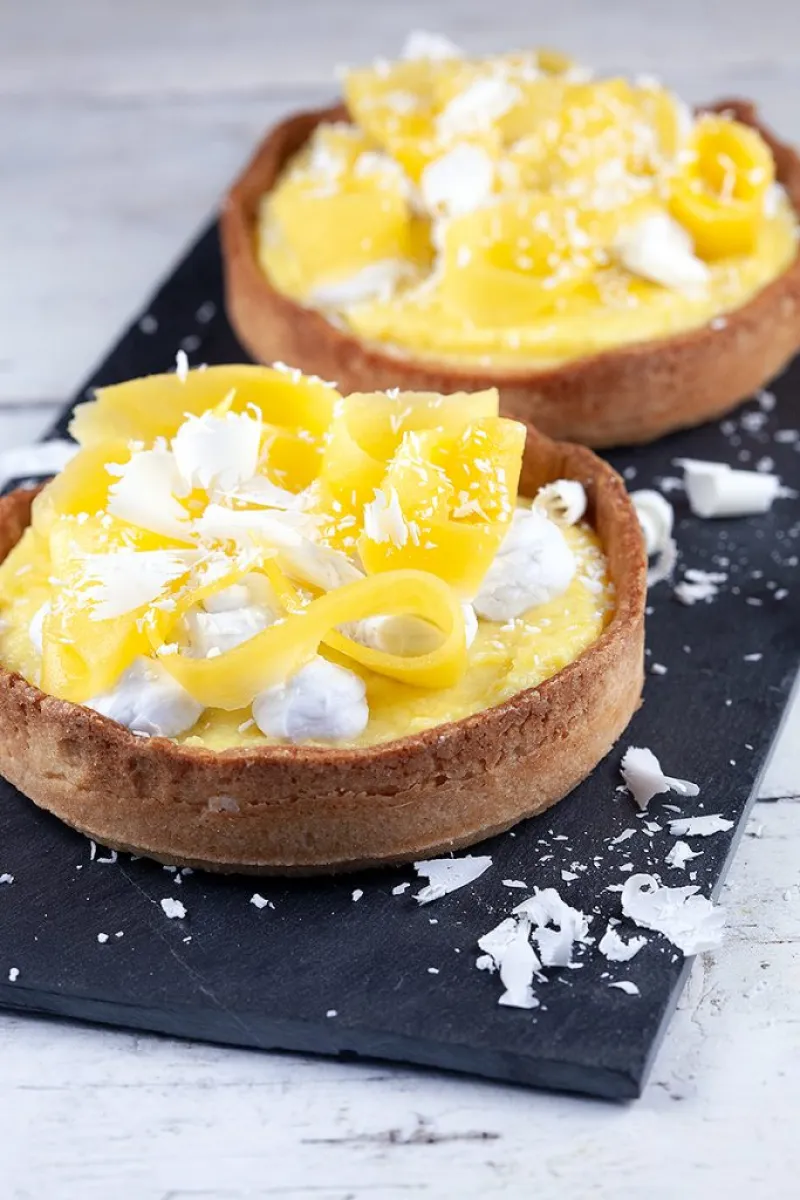 Coconut-mango tartelettes