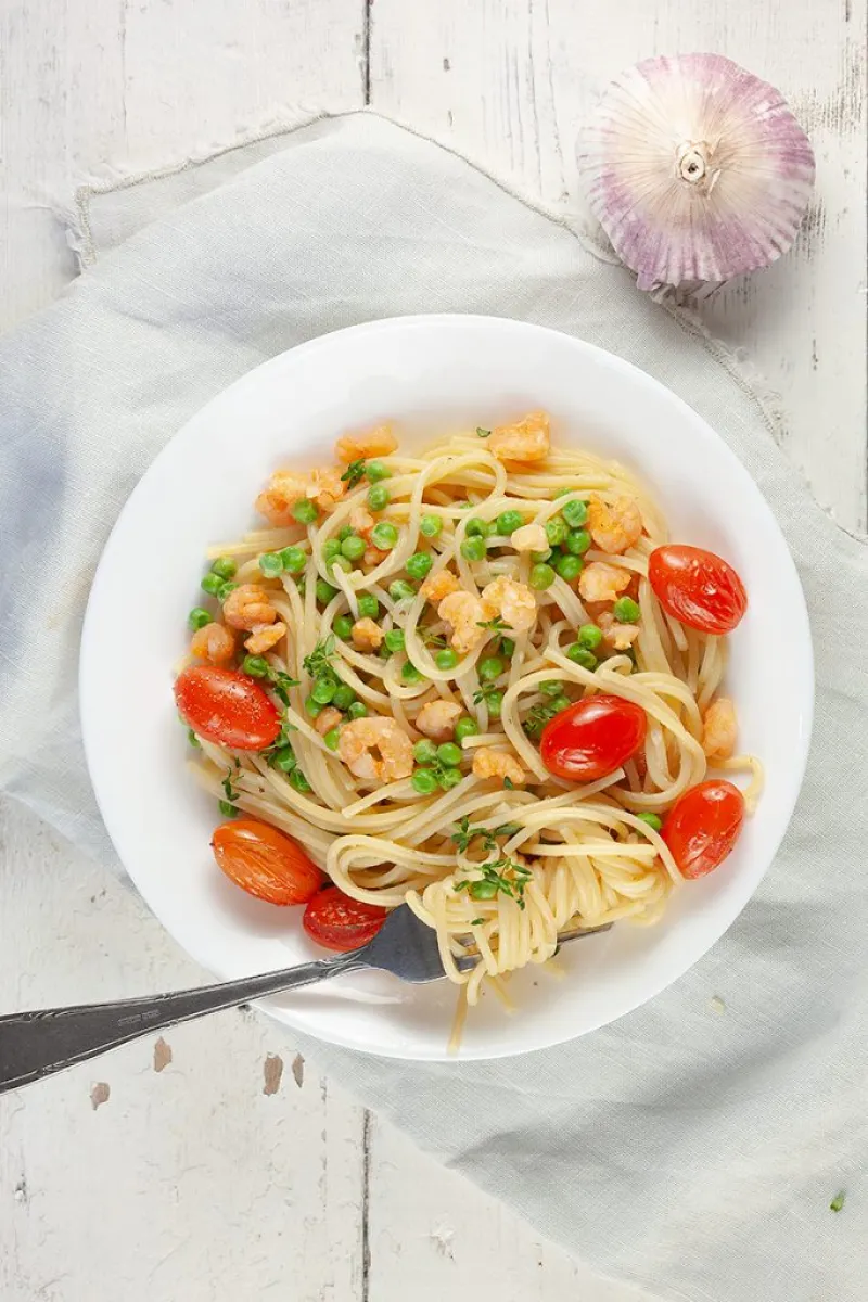 Shrimp and peas spaghetti