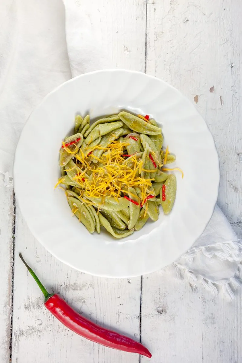 Spinach pasta with garlic