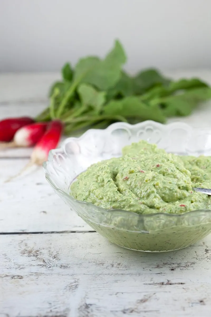 Hummus with radishes