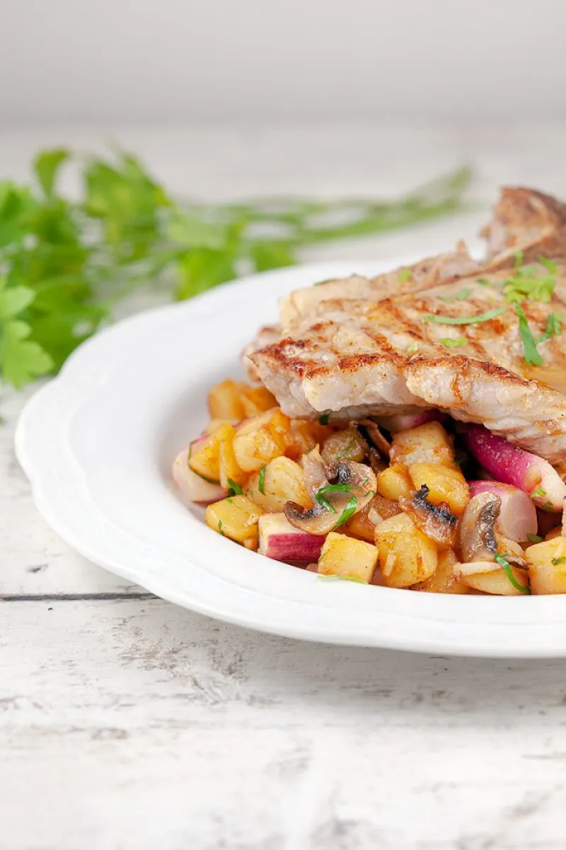 Stir-fried potatoes and radishes with veal