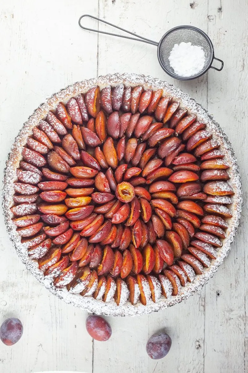 Dutch plum pie