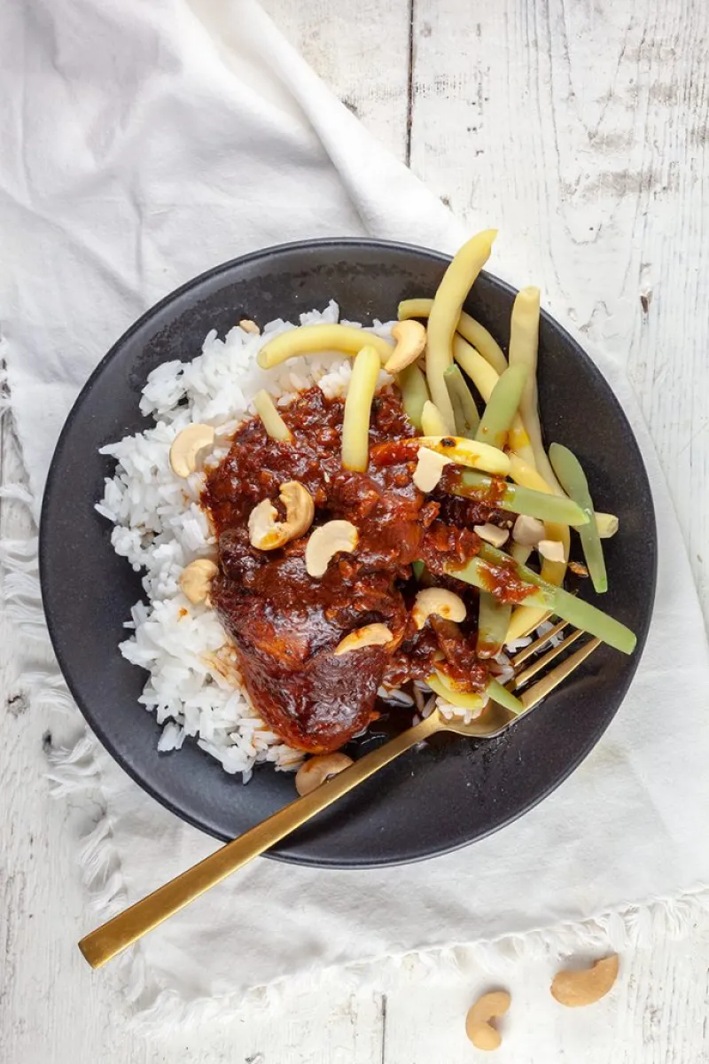 Slow cooker chicken thighs with tomato sauce