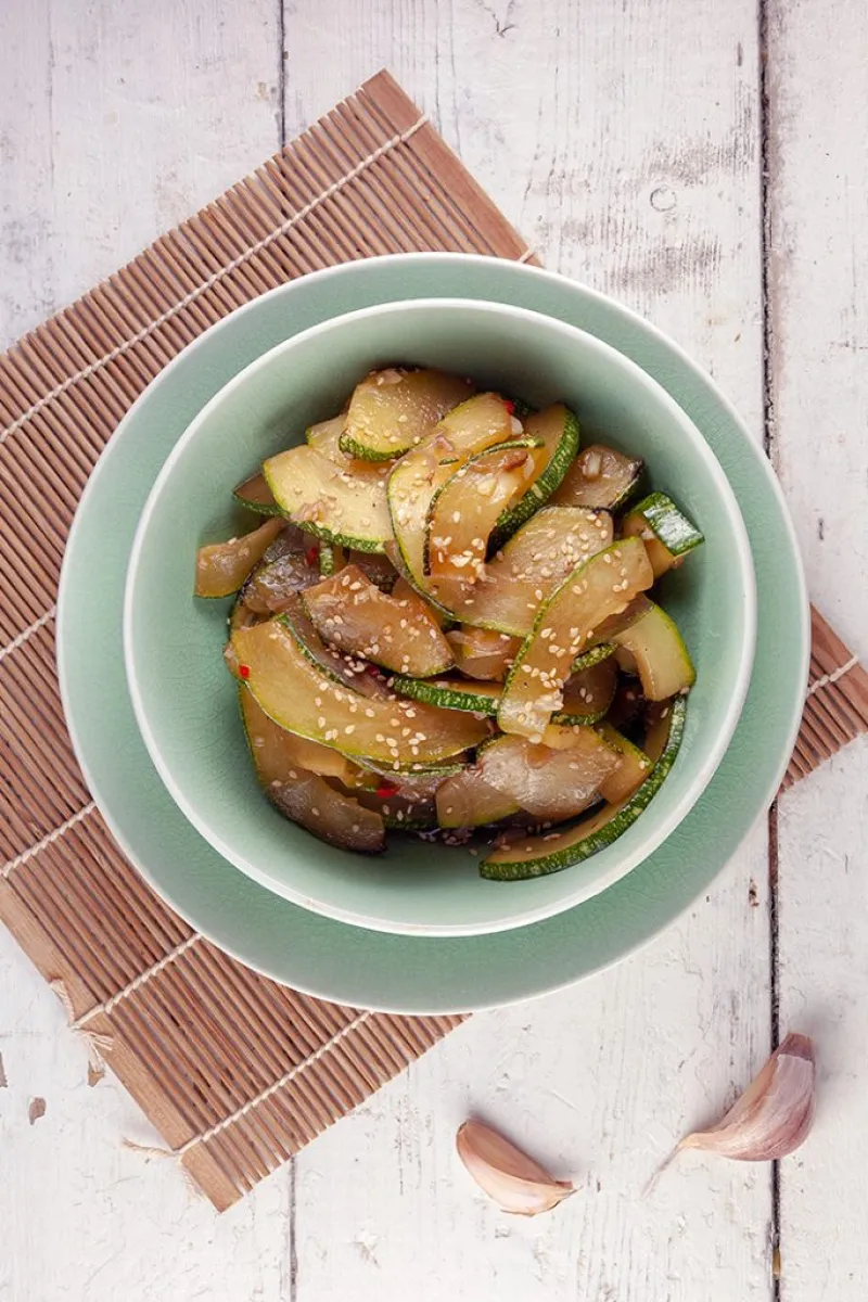 Stir-fried zucchini with sesame