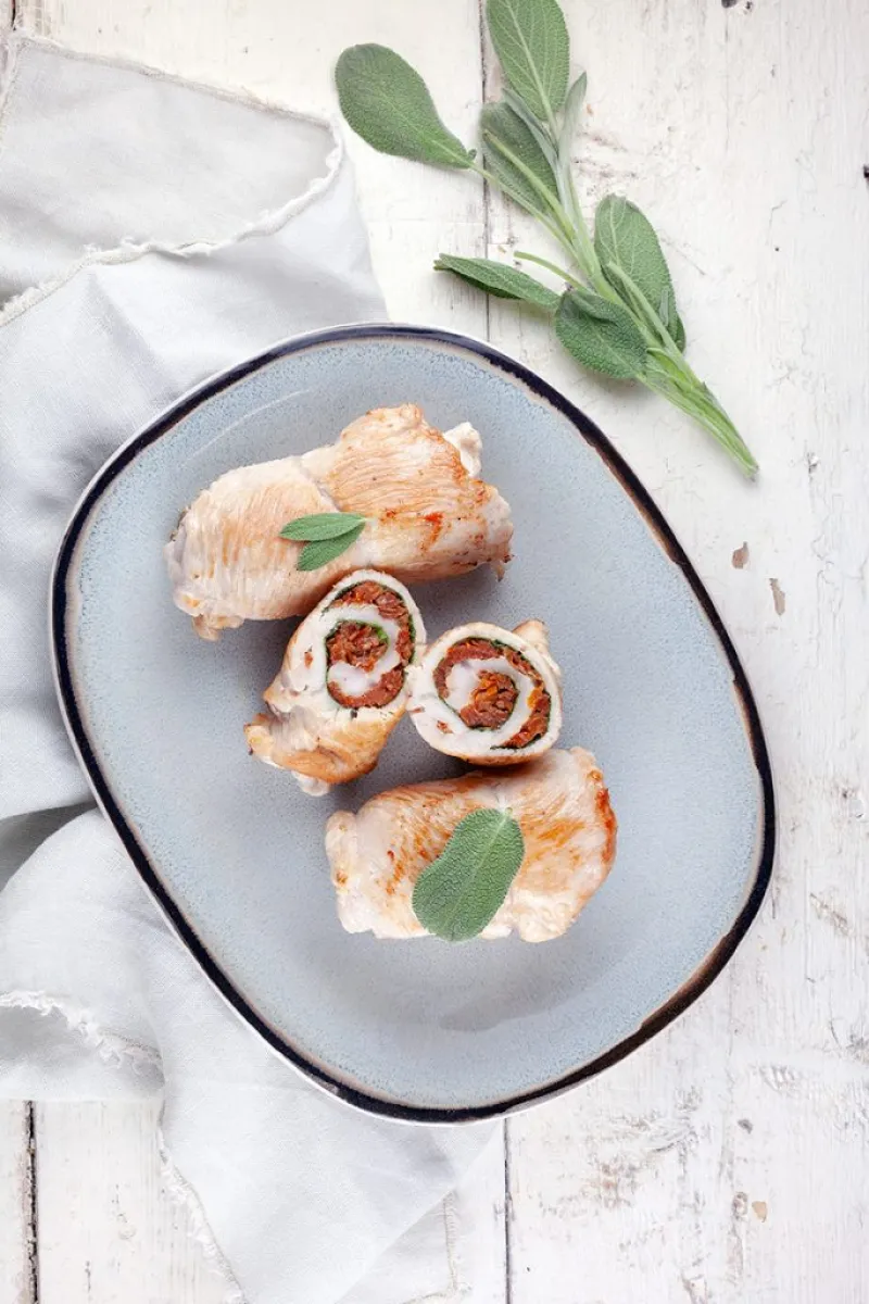 Turkey rolls with sun-dried tomatoes