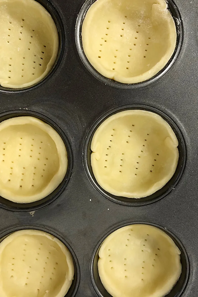 Mini red cabbage quiches crusts