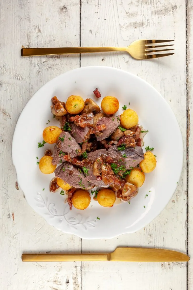 Pigeon with mushroom and white wine sauce