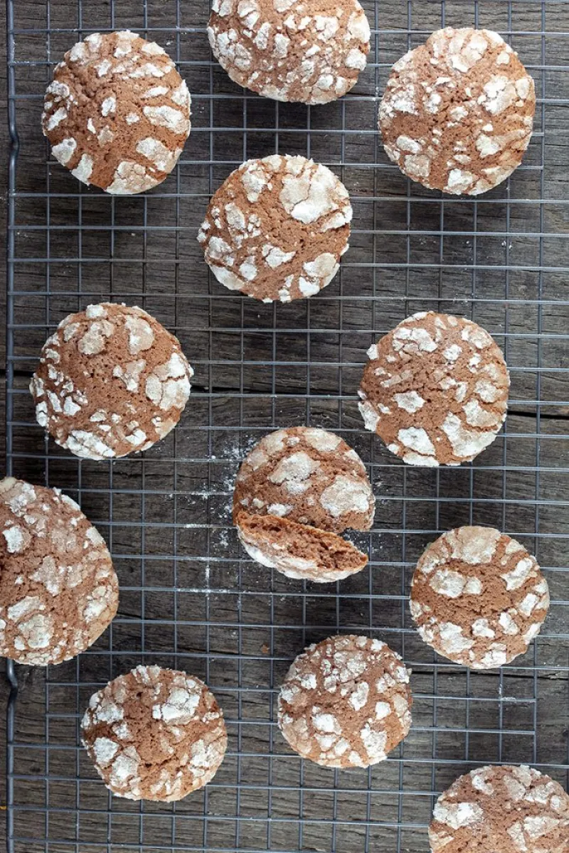 Chocolate crinkle cookies