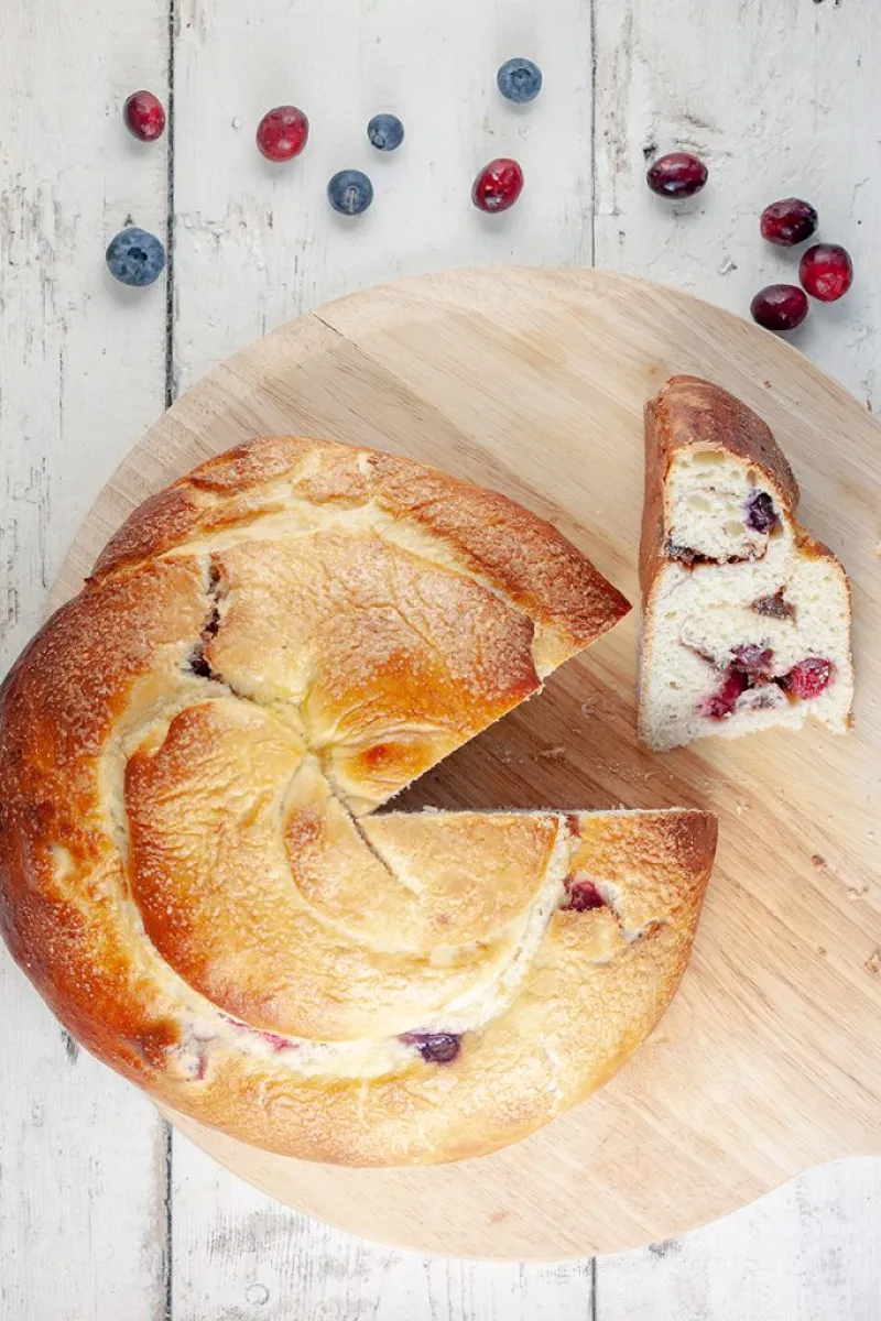 Brioche with fruit