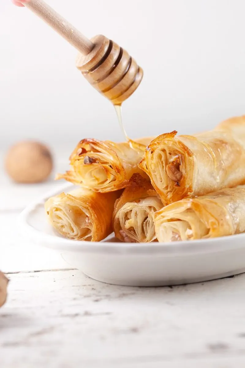 Walnut phyllo rolls