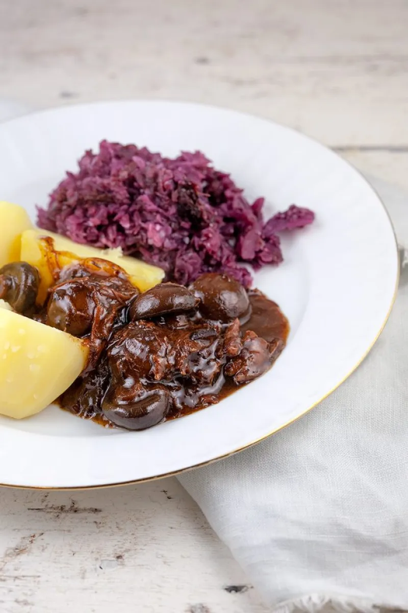 Beef stew with apple syrup and mushrooms