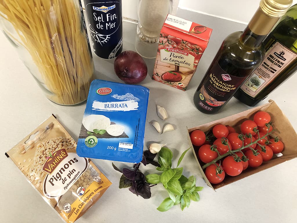 Burrata pasta with tomato sauce ingredients