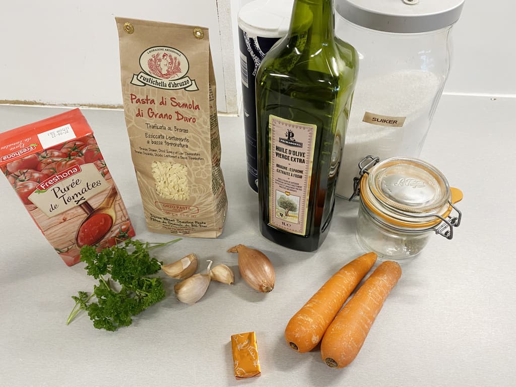Greek orzo in tomato sauce ingredients