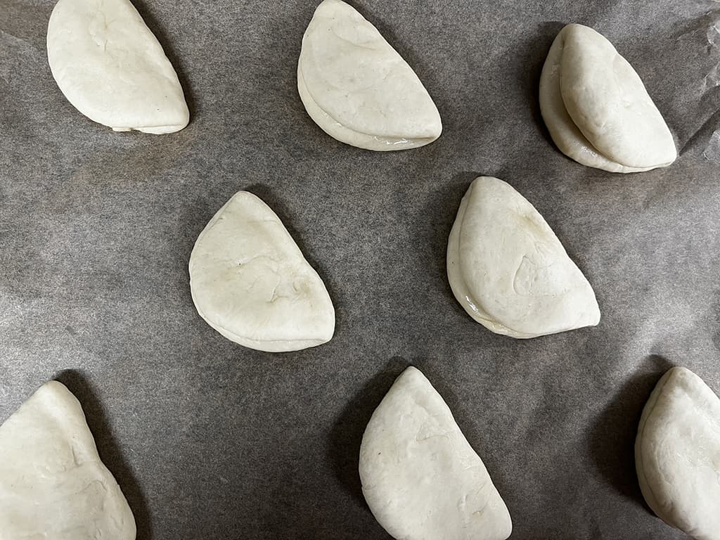Making Dutch vanilla cream rolls - step 4