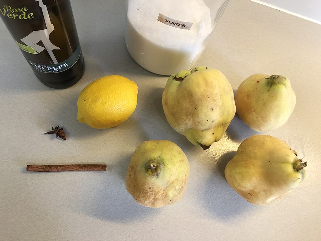 Quince compote ingredients
