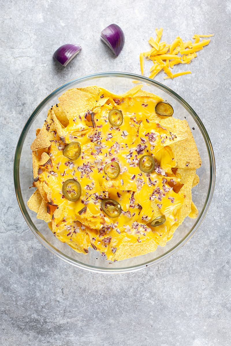 Baked nachos with cheese sauce