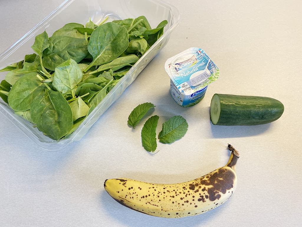 Green smoothie with spinach and banana ingredients