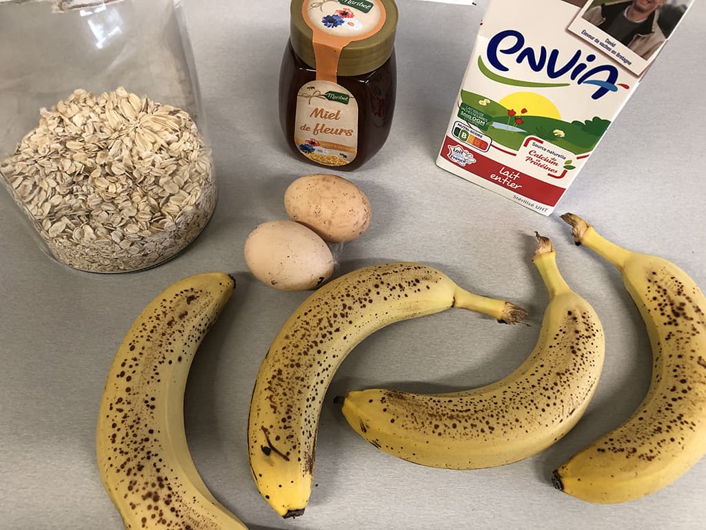 Oatmeal and banana pancakes ingredients