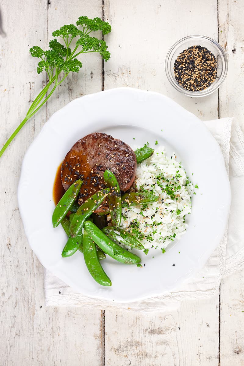 Tournedos of beef with sugar snap peas