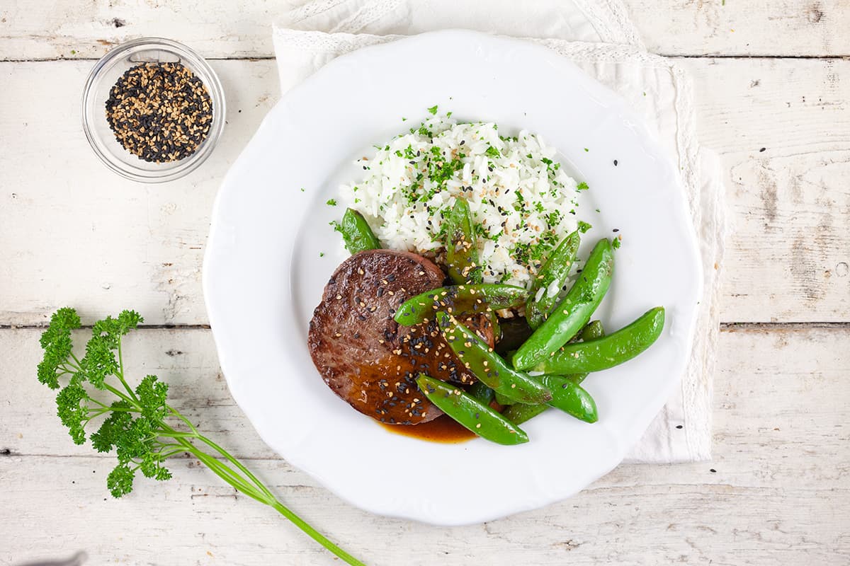 Tournedos of beef with sugar snap peas