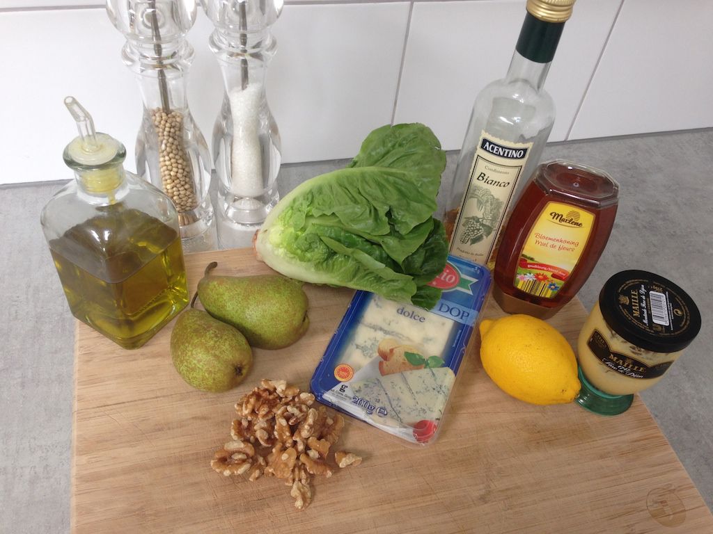 Pear and gorgonzola salad ingredients