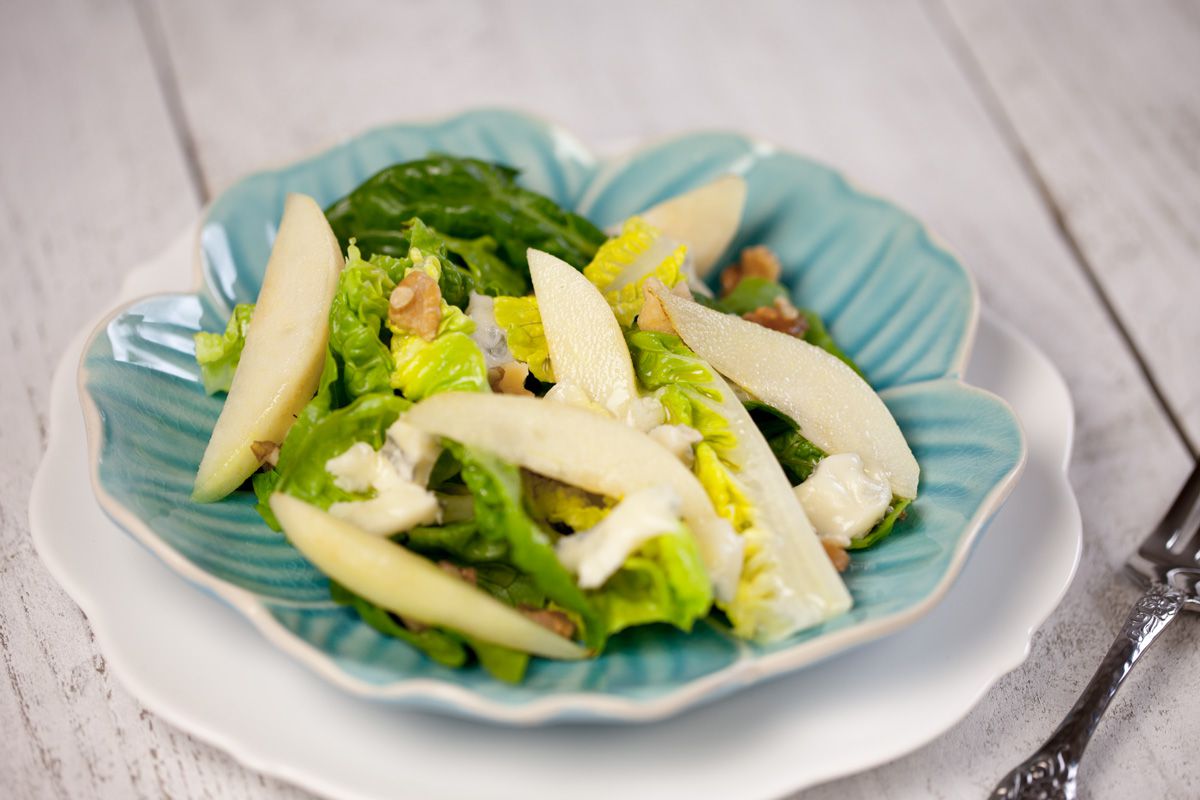 Gorgonzola pear salad - ohmydish.com