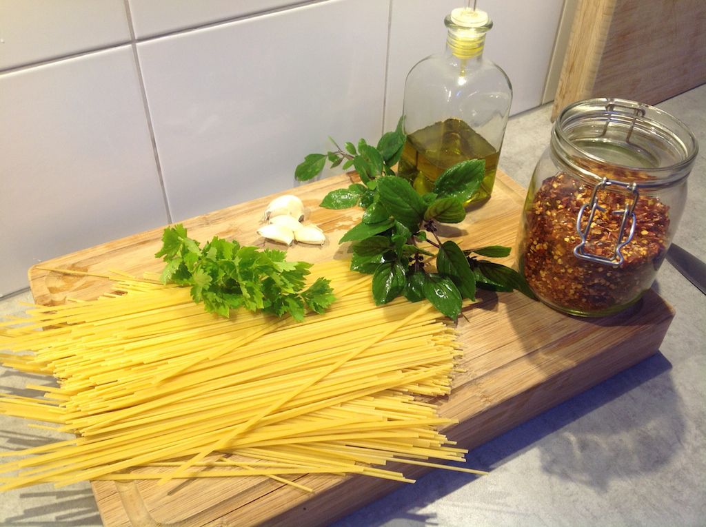 Spaghetti with chilli and garlic ingredients