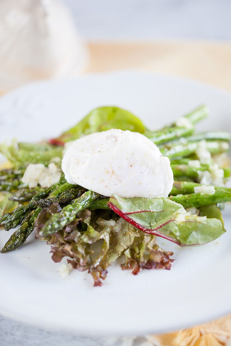 Asparagus and poached egg salad