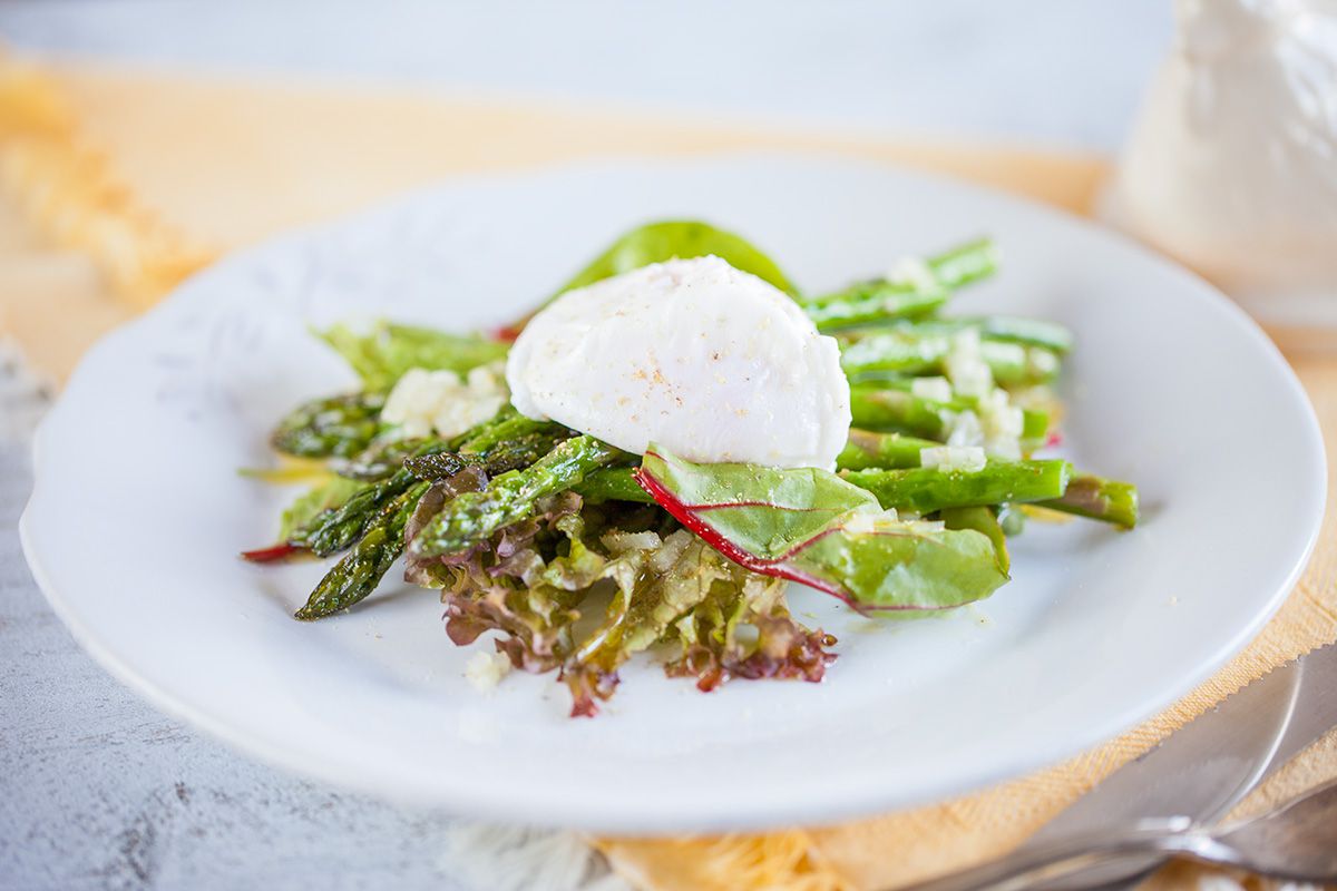 Poached egg asparagus salad