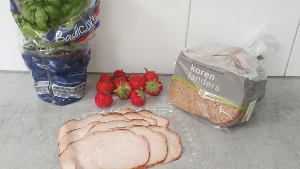 Chicken strawberry sandwich ingredients