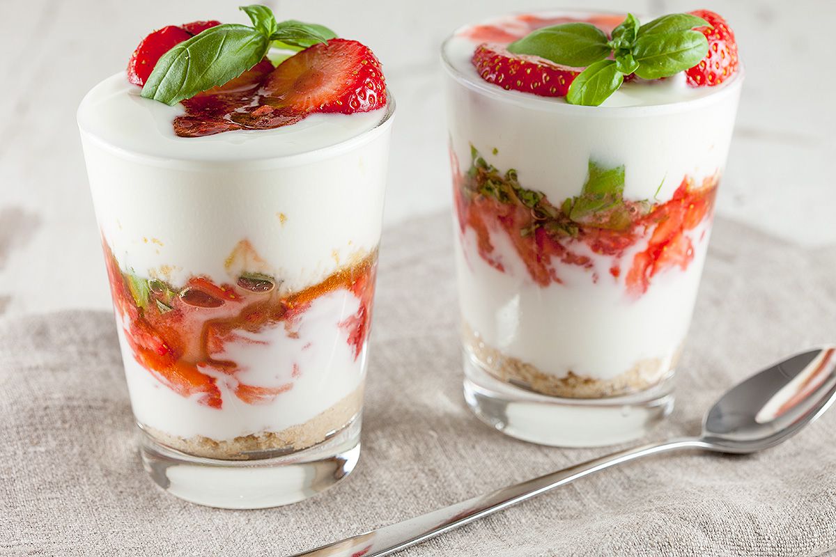 Strawberry yoghurt dessert