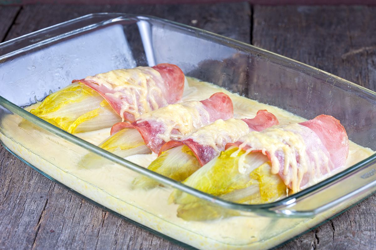 Chicory with ham and cheese sauce