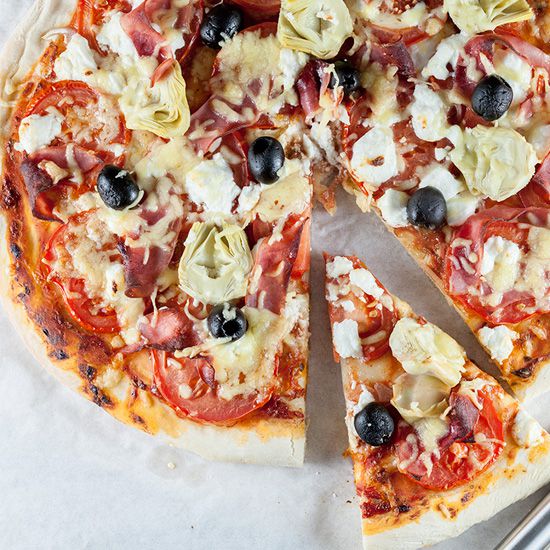 Goat cheese and tomato pizza