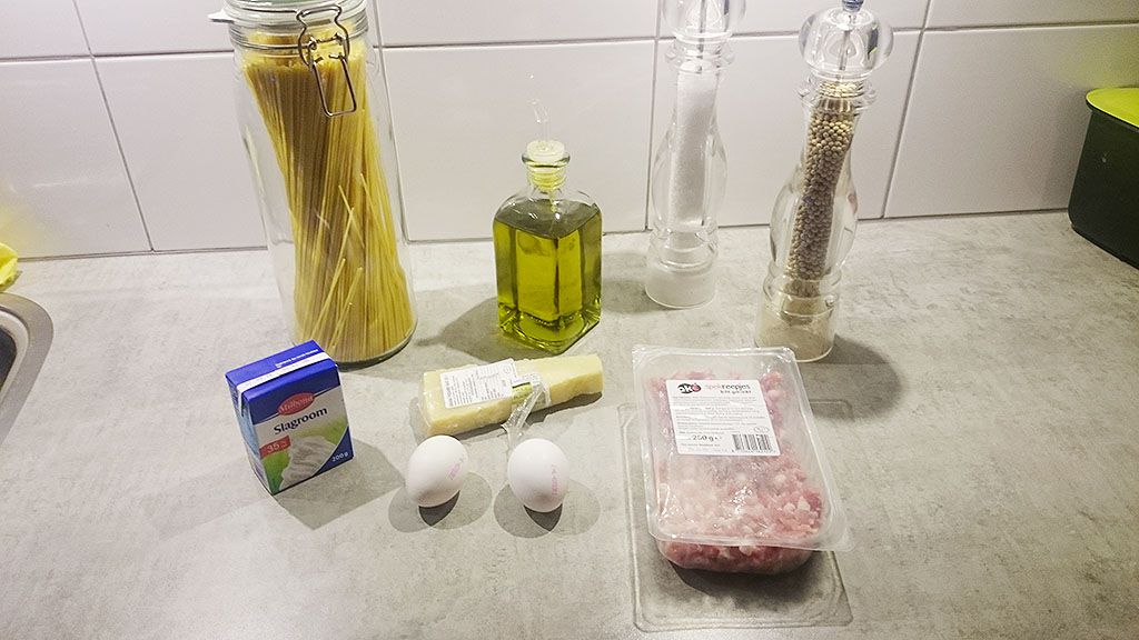 Spaghetti carbonara ingredients