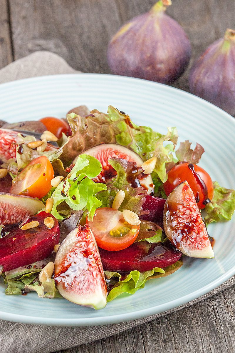 Red beet with figs salad