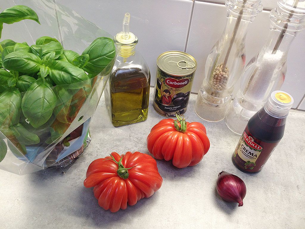 Coeur de boeuf tomato carpaccio with black olives ingredients