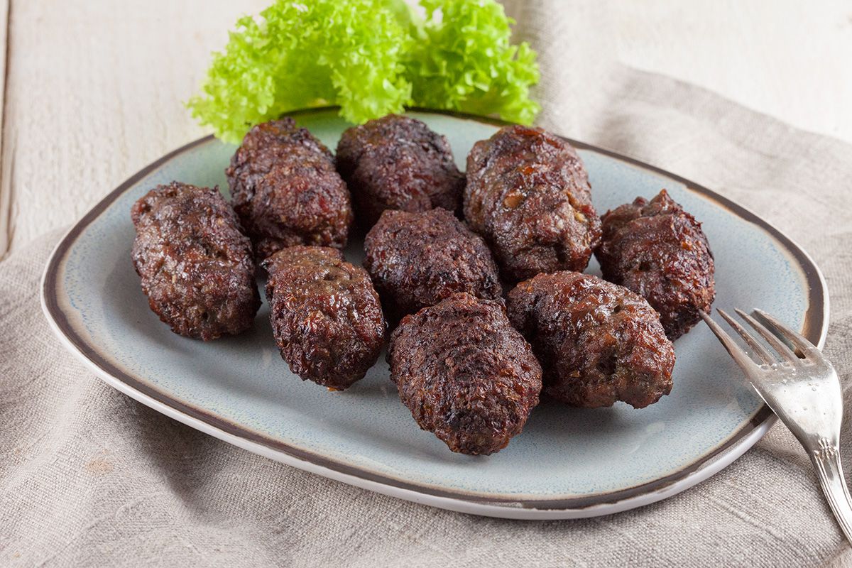 Romanian grilled minced meat rolls