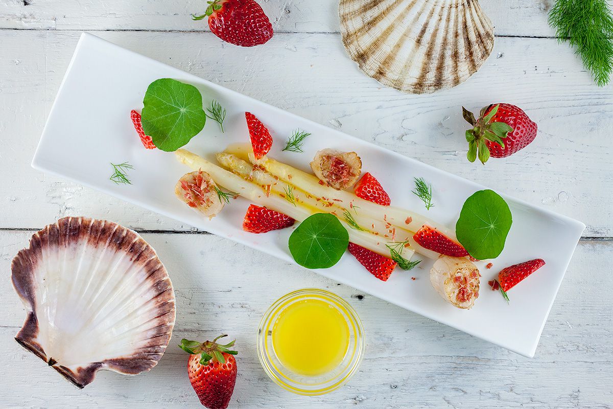 Scallops and asparagus strawberry salad