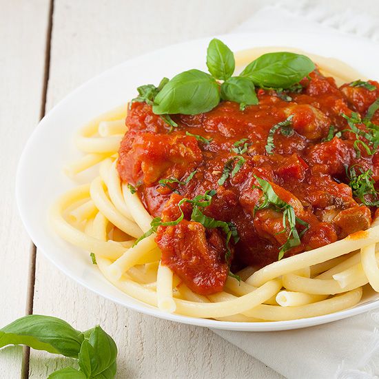 Spicy tomato and chicken thighs pasta