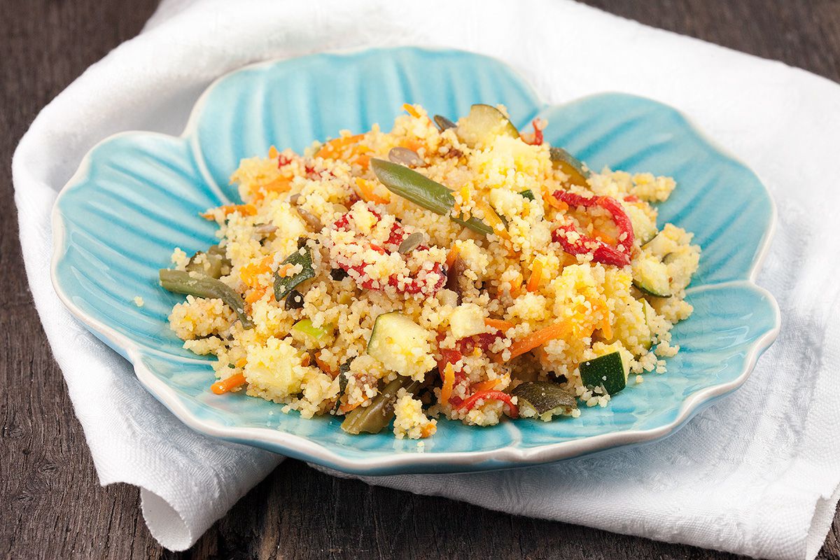 Vegetarian couscous with apple and green beans