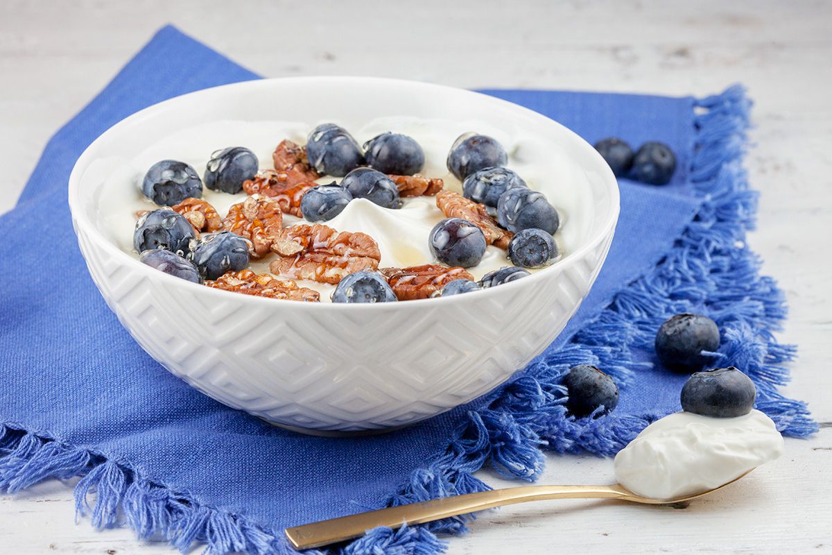 Greek yoghurt mascarpone with blueberries and honey