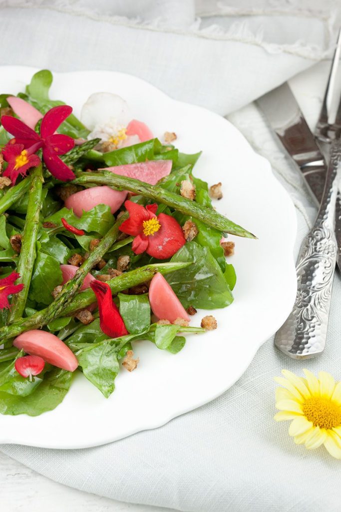 Green asparagus salad with edible flowers