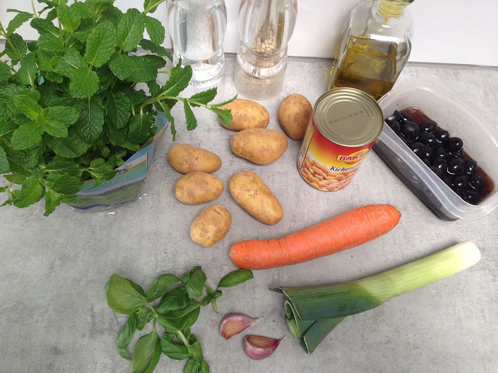 One-pot vegetarian chickpeas and veggies ingredients