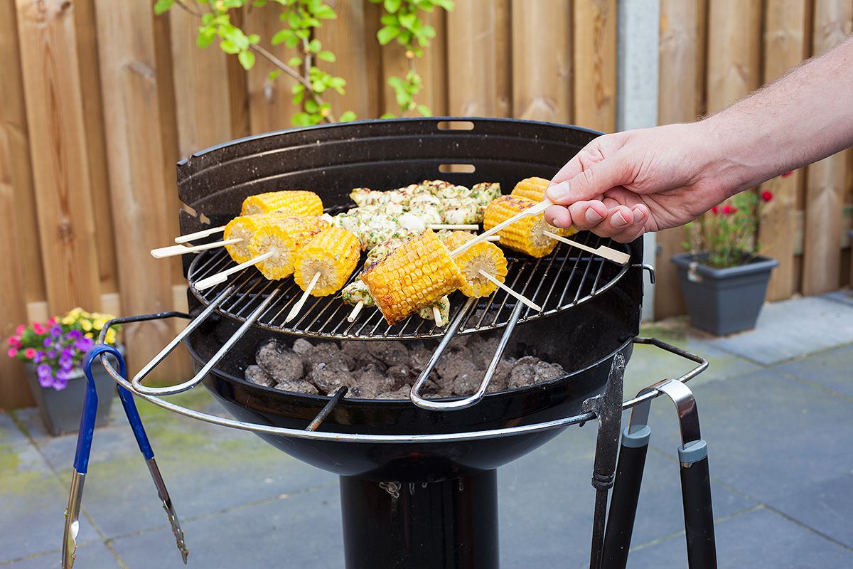 Barbecued corn on the cob with garlic butter