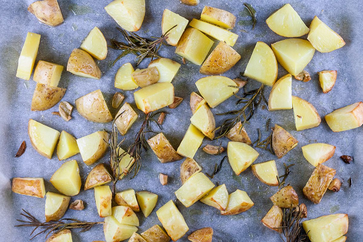Oven baked potato wedges with rosemary and garlic